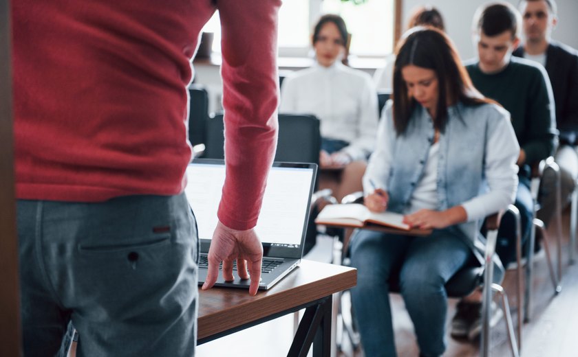 66% dos universitários endividados já cortaram itens básicos para pagar mensalidade, revela Serasa