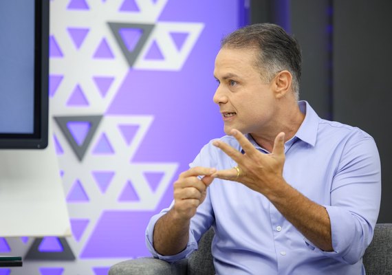Em sabatina na TV Pajuçara, Renan Filho anuncia Cartão Escola 1000 e programa habitacional com recursos próprios