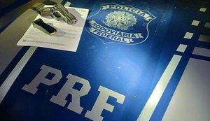 PRF prende homem com mandado por homicídio e apreende pistola em Maceió