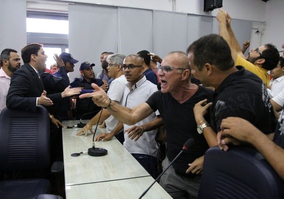 Após protesto e confusão, Câmara de Maceió suspende atividades pelo resto da semana