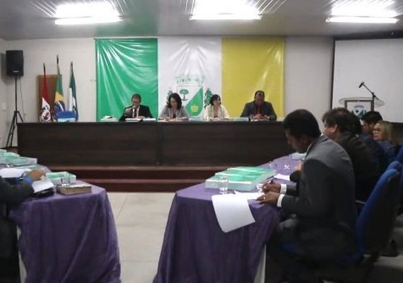 Vereadores aprovam requerimento e Teófilo vai explicar denúncia de calote