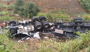 Destombamento de carreta deixa dois sentidos da BR-101 em Joaquim Gomes interditados