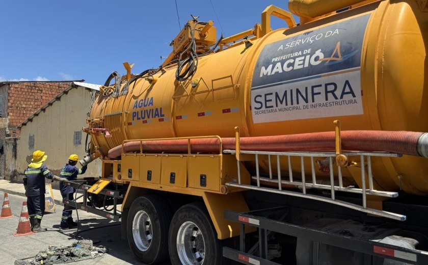 Em novembro, 233 toneladas de entulho são retiradas da rede de drenagem em Maceió
