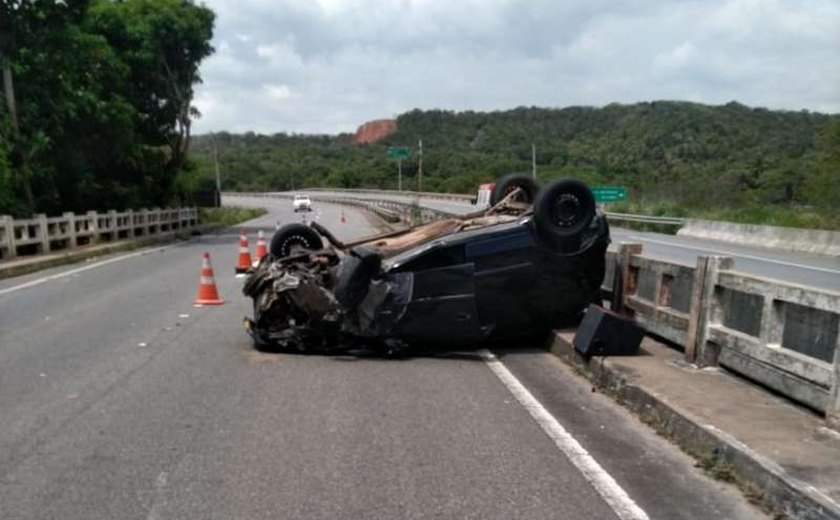 Motorista bate carro em cabeceira de ponte após cochilar e perder controle do veículo