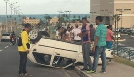 Condutor perde o controle na Josefa de Melo e carro capota ao lado de shopping