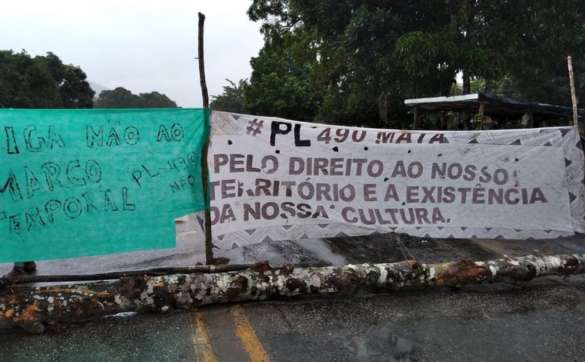 Índios da tribo Wassu Cocal voltam a bloquear trecho da BR-101