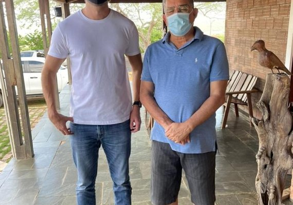 Pedro Vilela garante recursos para instalação de wi-fi grátis para a população sertaneja