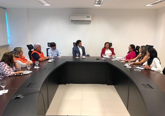 GT do Pinheiro entrega a Rui Palmeira e Renan Filho projeto meteorológico da Ufal