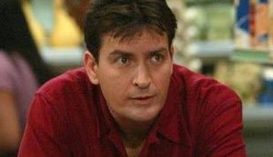 Charlie Sheen é acusado de estuprar ator de 13 anos