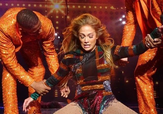 Jennifer Lopez escorrega em show e é ajudada por dançarinos