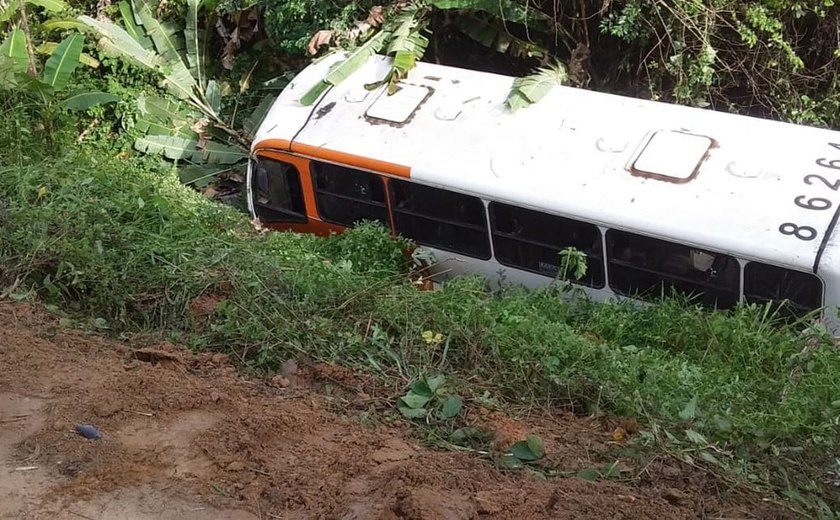 Ônibus com estudantes cai em ribanceira e deixa três feridos no interior de Alagoas