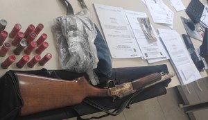 Mulher é presa por posse ilegal de arma de fogo em Estrela de Alagoas