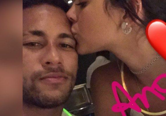 Neymar ganha beijo de feliz ano novo de Bruna Marquezine