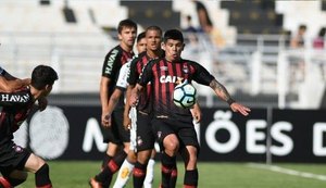 Ponte Preta bate o Furacão e mantém vivo sonho da permanência