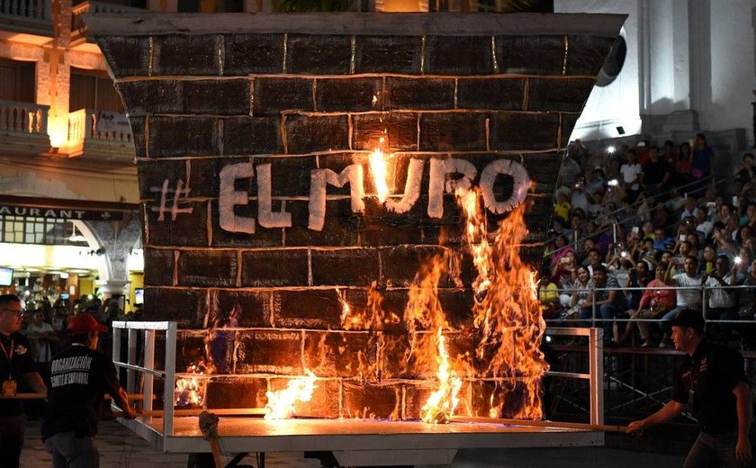 Representação do muro de Trump é queimada no carnaval mexicano