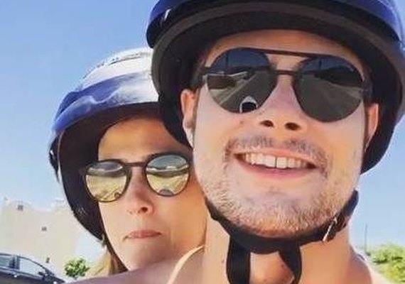 Tatá Werneck e Rafael Vitti fazem passeio de moto agarradinhos na Grécia