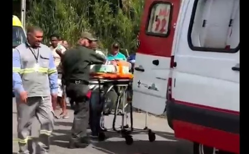 Jovem de 23 anos é socorrido após carreta tombar em Viçosa