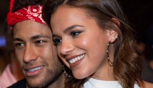 Bruna Marquezine e Neymar usam anéis iguais e internautas falam em aliança