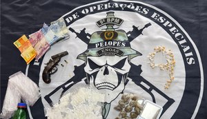 PM prende suspeitos e apreende drogas, arma e motocicleta