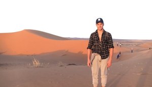 Ator Raphael Sander grava novela e passeia no Saara