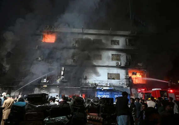 Incêndio em shopping deixa mais de 20 mortos no Paquistão