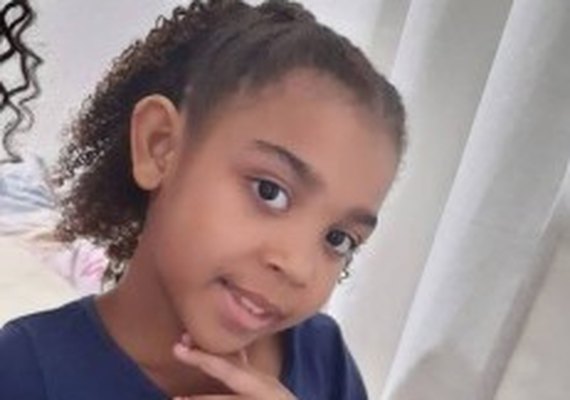 Menina de 10 anos morre baleada enquanto brincava na porta de casa