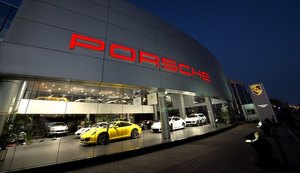 Porsche é condenada a indenizar cliente roubado na porta da loja