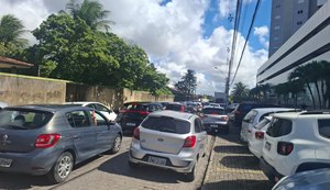 Estacionamento irregular trava acesso à Avenida Menino Marcelo e gera reclamações na Serraria