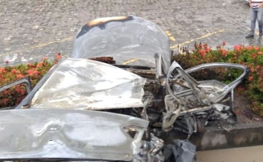 Motorista morre carbonizado após veículo bater em poste na Durval de Góes Monteiro