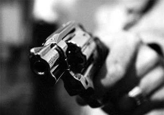 Polícia prende homem por porte ilegal de arma de fogo