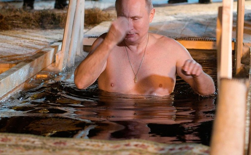 Putin se banha em águas geladas para celebrar Epifania ortodoxa