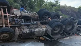 Carreta carregada de madeira tomba na AL-105 e causa lentidão em Maceió