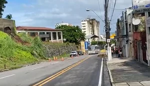 Trecho da Ladeira do Brito é parcialmente interditado devido ao deslizamento de barreira