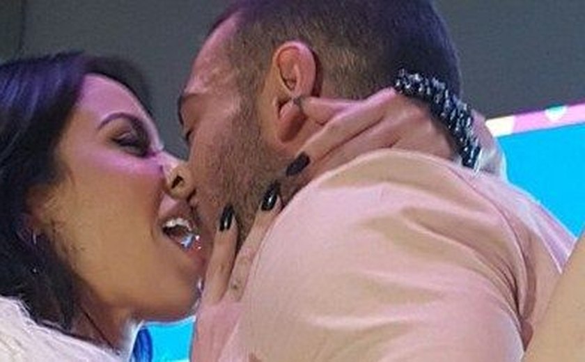 Video! Cantora Alinne Rosa desembolsa R$ 22 mil e ganha beijão de Lucas Lucco