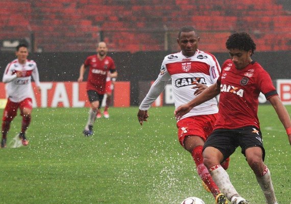Debaixo de chuva, CRB é derrotado fora de casa pelo Brasil de Pelotas