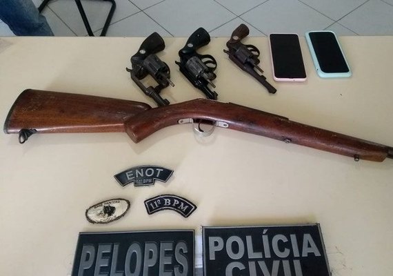 Operação em Penedo prende cinco pessoas e apreende armas e drogas