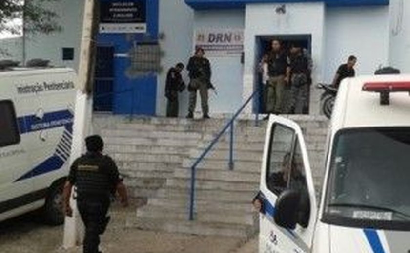 Operação transfere 40 detidos em delegacia para sistema prisional
