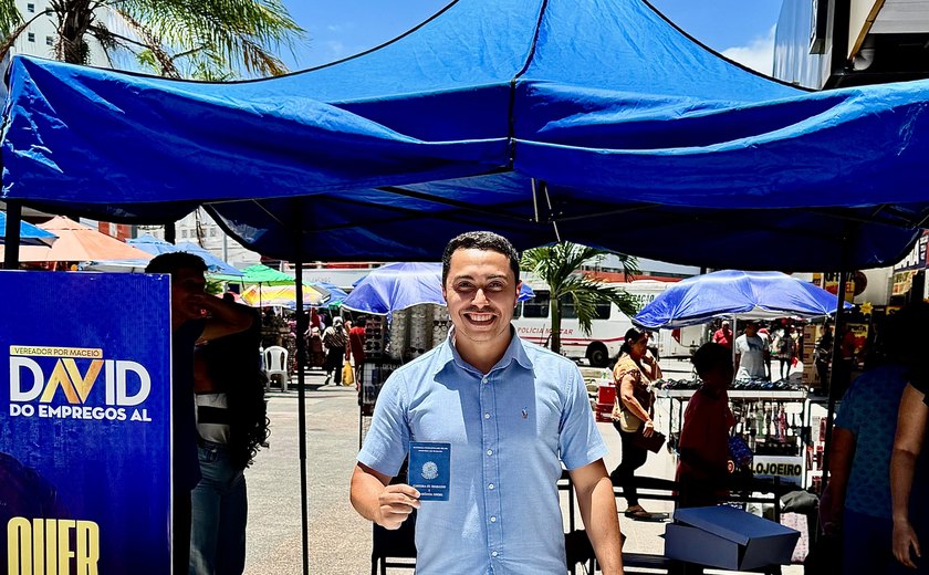 Vereador David do Emprego comemora aniversário com a população e realiza Gabinete Itinerante no centro de Maceió