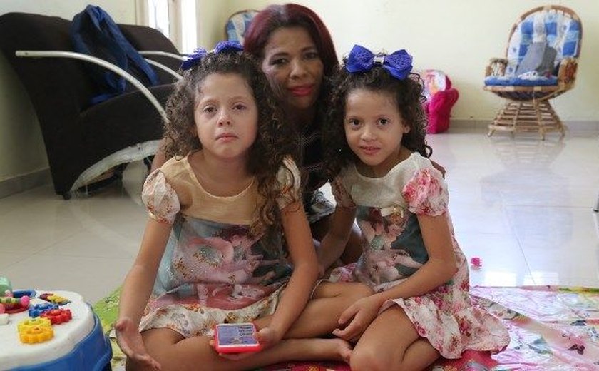 Mãe de gêmeas com autismo dá lição de vida em Arapiraca
