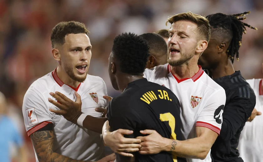 Sevilla expulsa torcedor que cometeu atos racistas em jogo contra Real