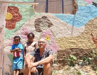 Colorindo a Vila transforma mirante da Vila Emater 2 com mural inspirado nas brincadeiras da infância