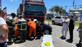 Motorista fica ferido após carro bater em carreta na AL-220, em Arapiraca