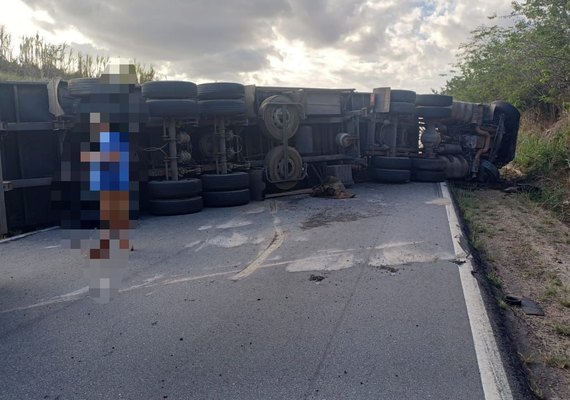 BR-101 em Flexeiras é liberada no final da noite após destombamento de caminhão