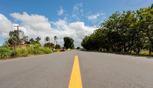 Sinalização horizontal: um conjunto de marcas, cores e símbolos para orientar usuários de vias