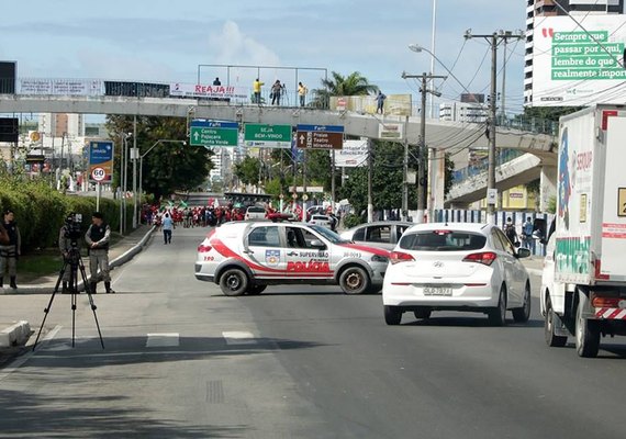 Mobilização fechou avenidas e rodovias em Alagoas na manhã desta sexta-feira