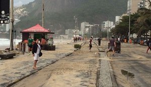 Ressaca deixa 'mar de areia', quebra deque e danifica quiosques no RJ