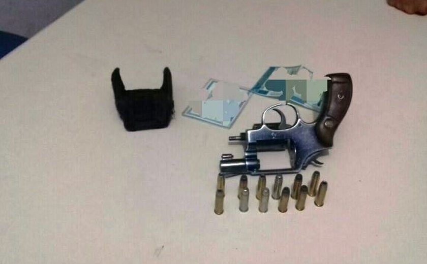 PRF prende suspeito de porte ilegal de arma de fogo em Teotônio