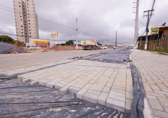 Avenida Menino Marcelo recebe obras de ciclovia