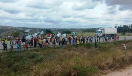 Movimentos sociais bloqueiam rodovia BR-101 entre Junqueiro e São Sebastião