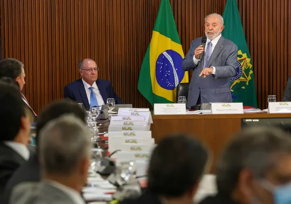 'Falta muito para fazer', diz Lula ao abrir reunião ministerial